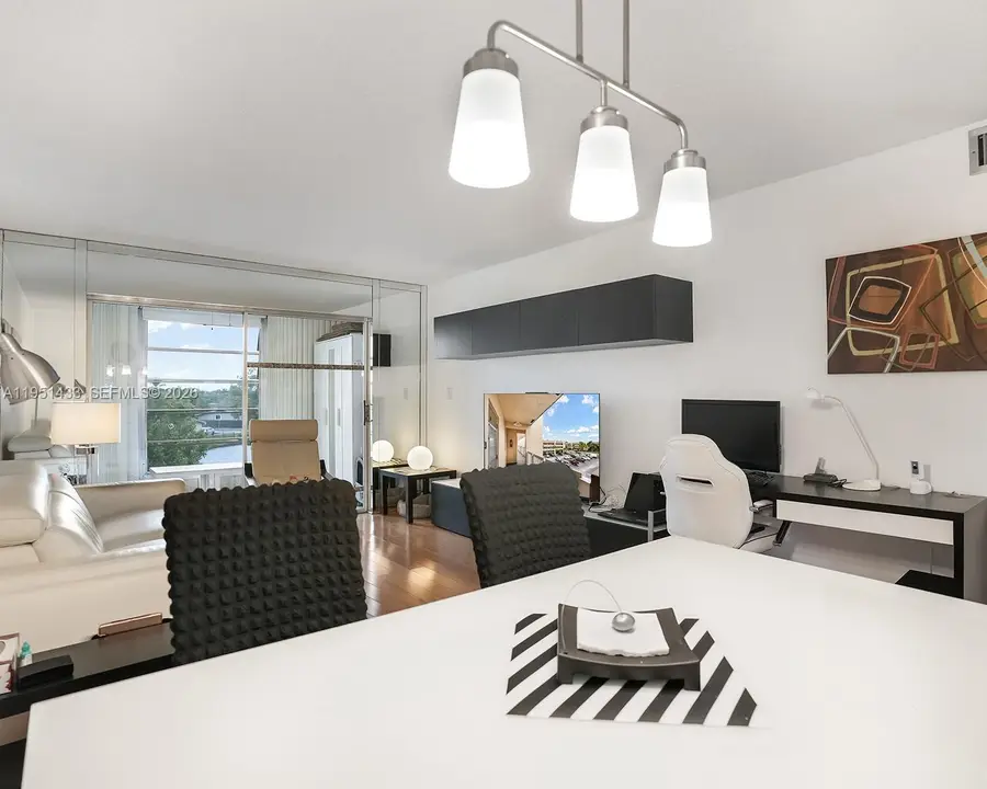 9370 Sunrise Lakes Blvd #308, Sunrise, FL 33322 - Image #2