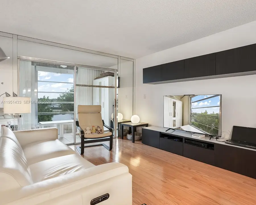 9370 Sunrise Lakes Blvd #308, Sunrise, FL 33322 - Image #3