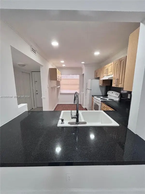 430 Commodore Dr #104, Plantation, FL 33325