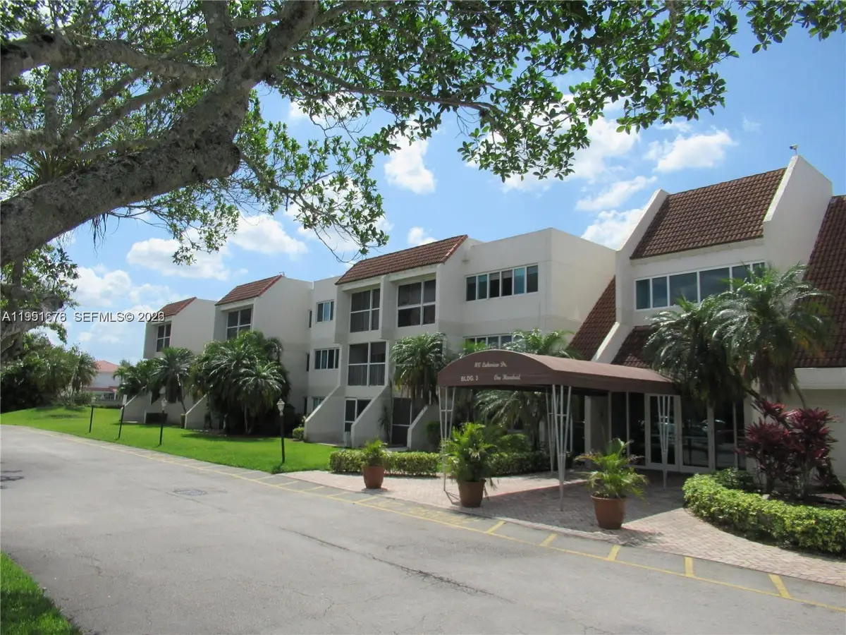 100 Lakeview Dr #108, Weston, FL 33326 - Image #1