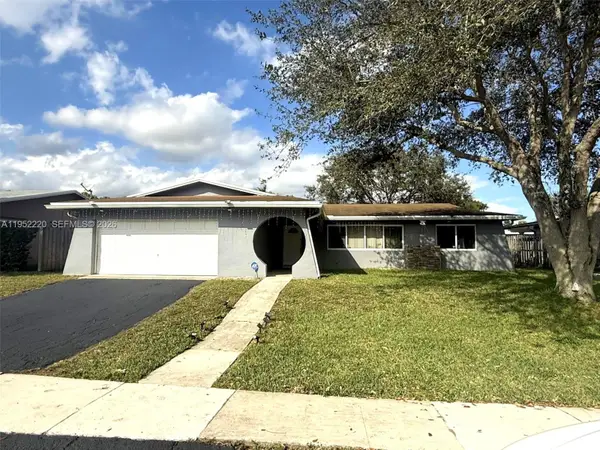 9511 NW 8th St, Pembroke Pines, FL 33024