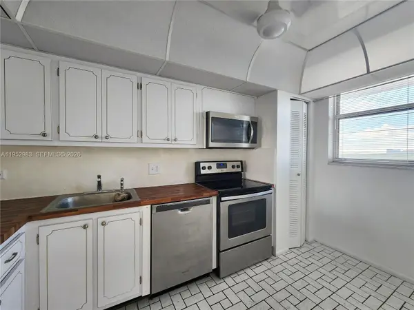 3703 NE 166th St #905, North Miami Beach, FL 33160