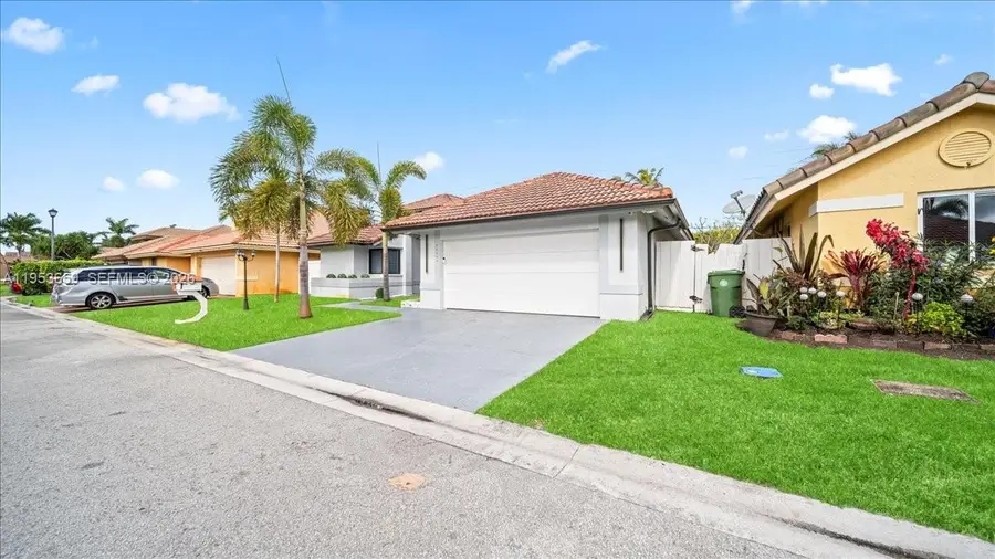 11611 SW 9th Ct, Pembroke Pines, FL 33025 - Image #2