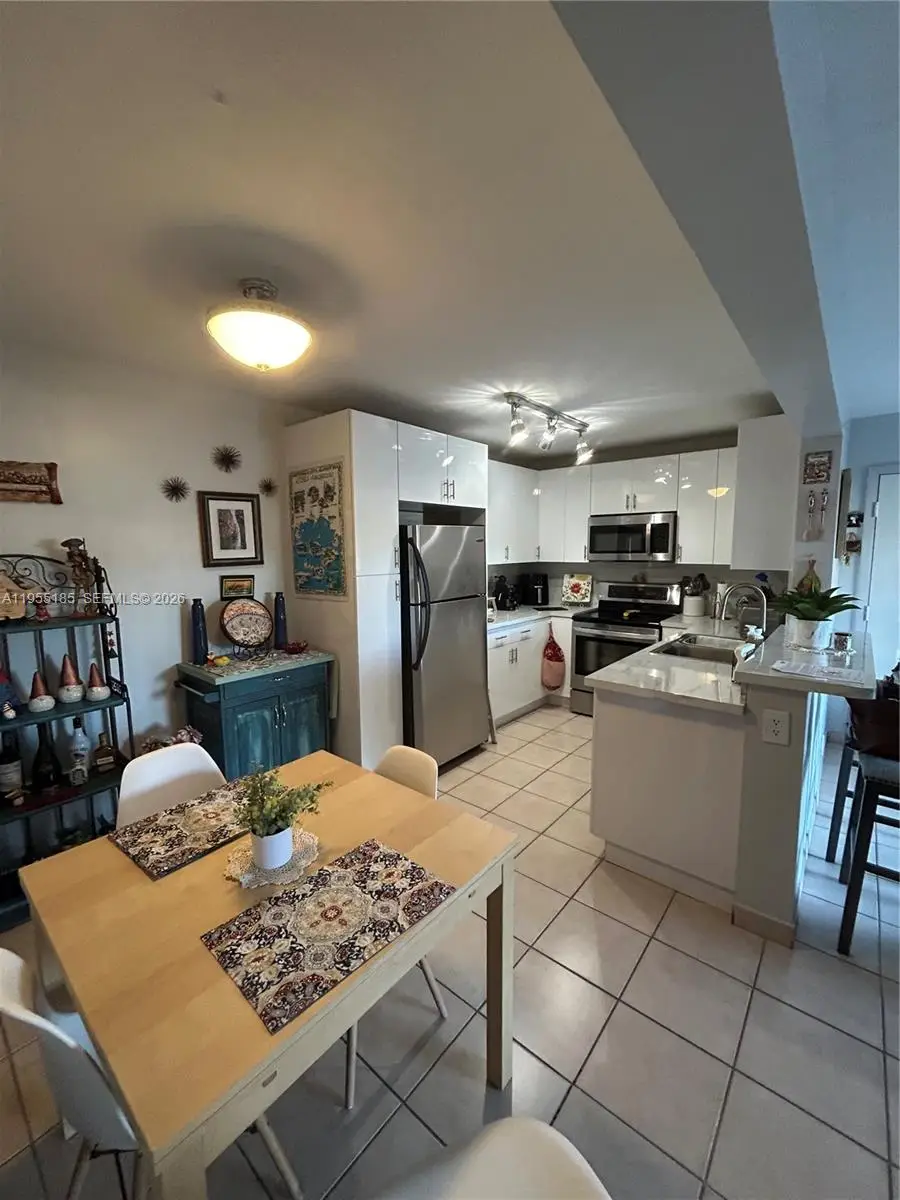 200 W Palm Cir W #104, Pembroke Pines, FL 33025 - Image #2