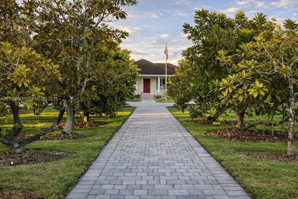 19695 SW 206th St, Miami, FL 33187