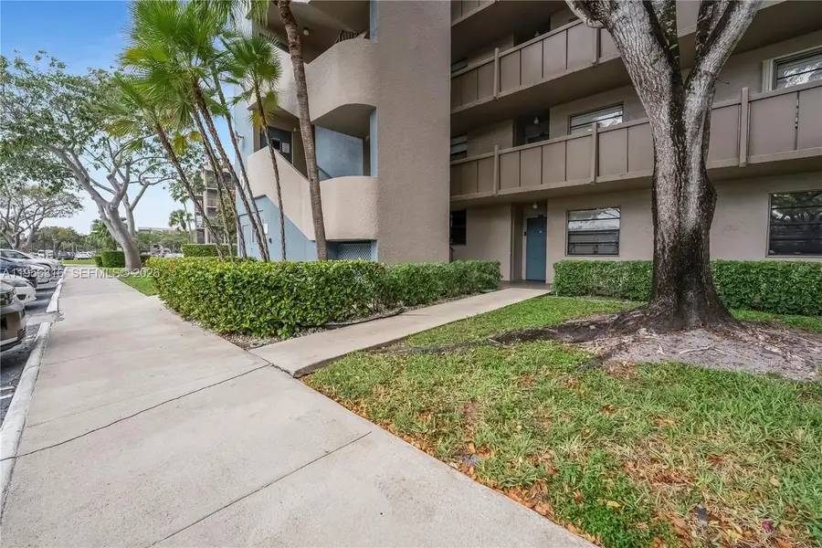 901 Colony Point Cir #123, Pembroke Pines, FL 33026 - Image #2