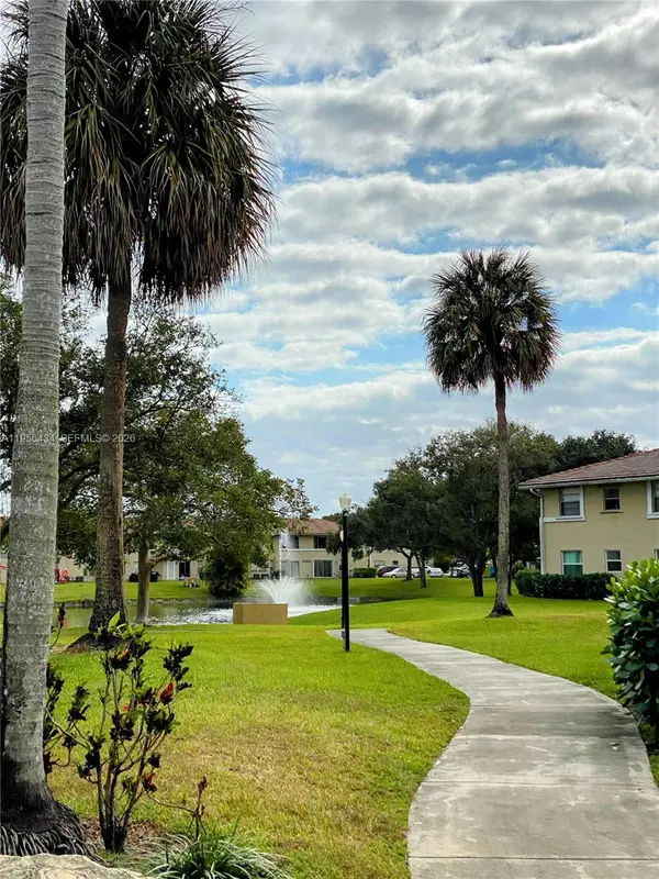 900 Twin Lakes Dr #8-A, Coral Springs, FL 33071