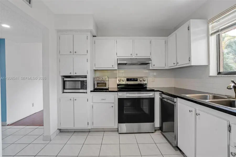 182 Lakeview Dr #204, Weston, FL 33326 - Image #2