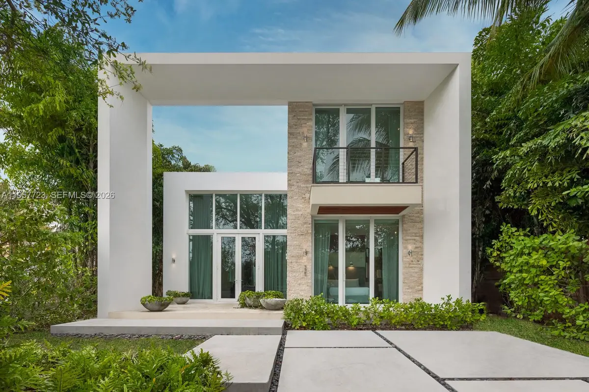 335 W 46th St, Miami Beach, FL 33140 - Image #1