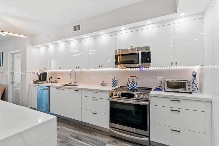 17555 Atlantic Blvd #UPH3, Sunny Isles Beach, FL 33160 - Image #3