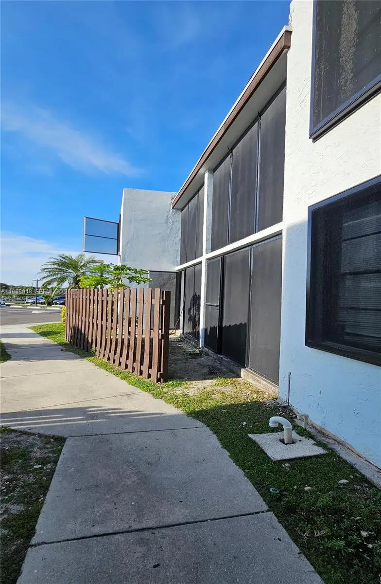 211 Lake Pointe Dr #102, Oakland Park, FL 33309 - Image #1