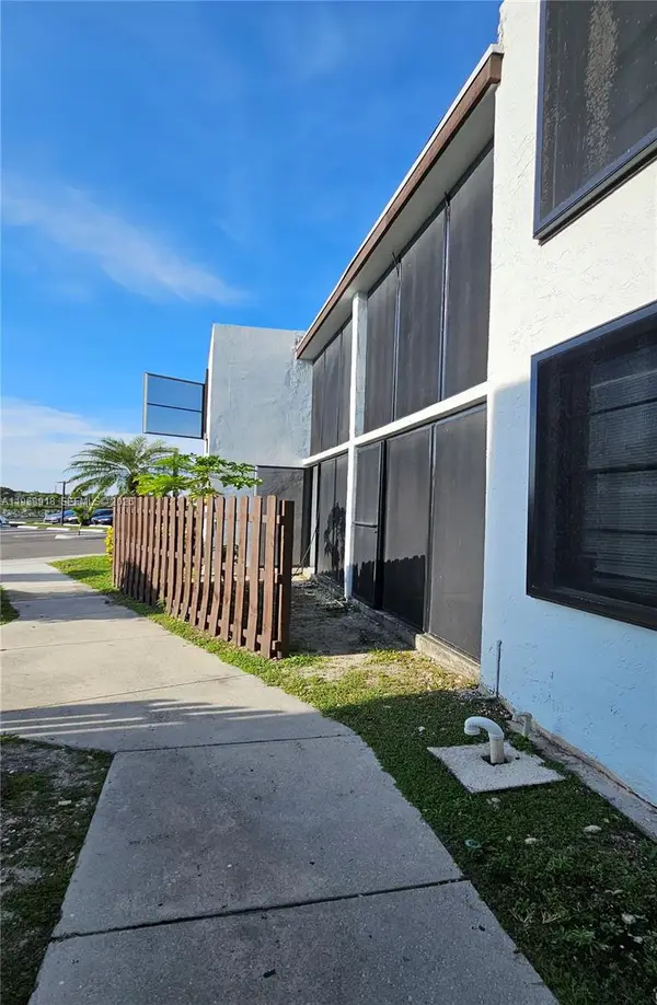 211 Lake Pointe Dr #102, Oakland Park, FL 33309