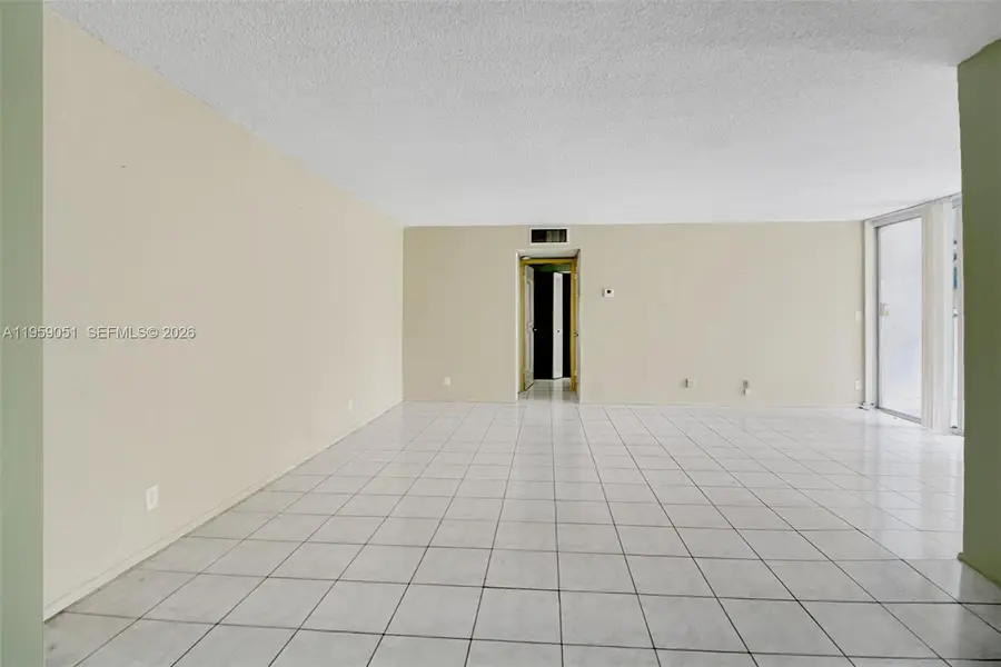 942 NE 199th St #2F, Miami, FL 33179 - Image #2