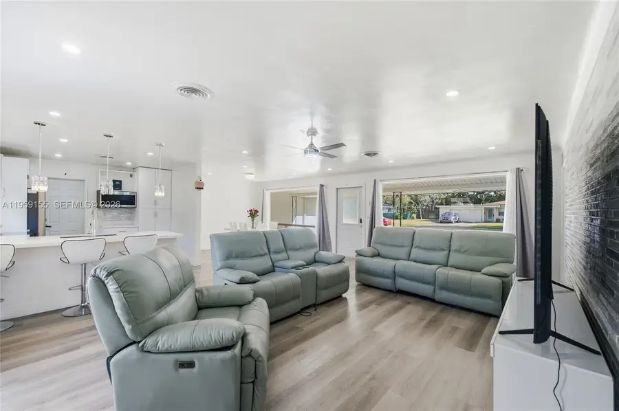 861 N Bel Air Dr, Plantation, FL 33317 - Image #3