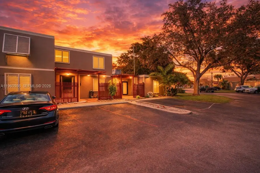 10911 N Lakeview Dr, Pembroke Pines, FL 33026 - #2