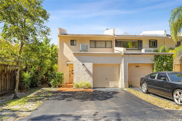 4299 N 76th Ave, Davie, FL 33024