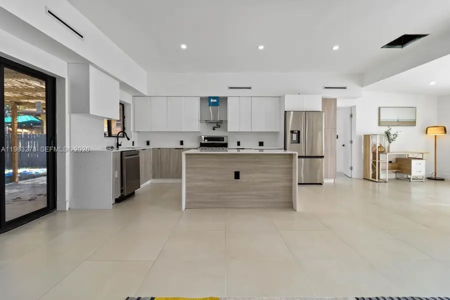 221 NE 4th St, Hallandale Beach, FL 33009 - #2