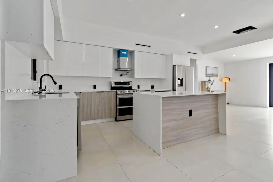 221 NE 4th St, Hallandale Beach, FL 33009 - #3