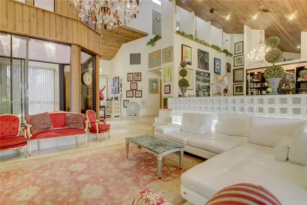 913 Diplomat Pkwy, Hallandale Beach, FL 33009