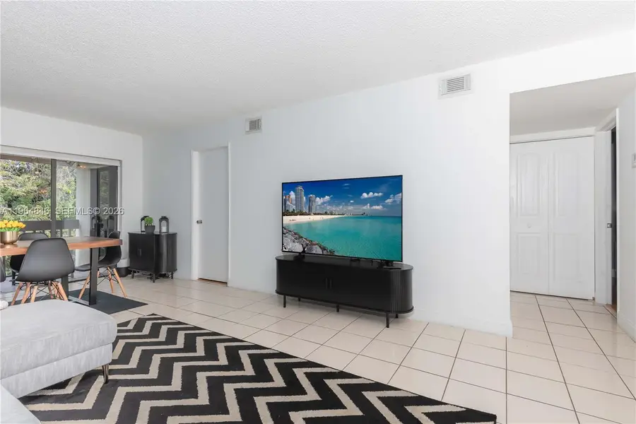 8885 Fontainebleau Blvd #205, Miami, FL 33172 - #3