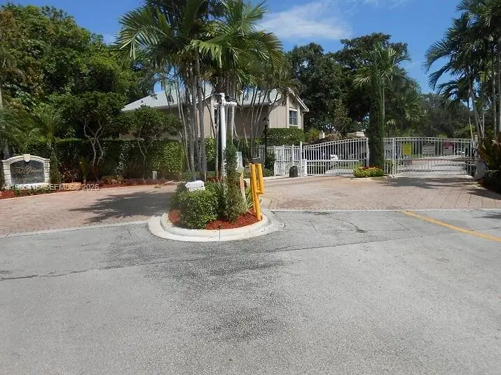 128 Laurel Rd, Hollywood, FL 33021 - #1