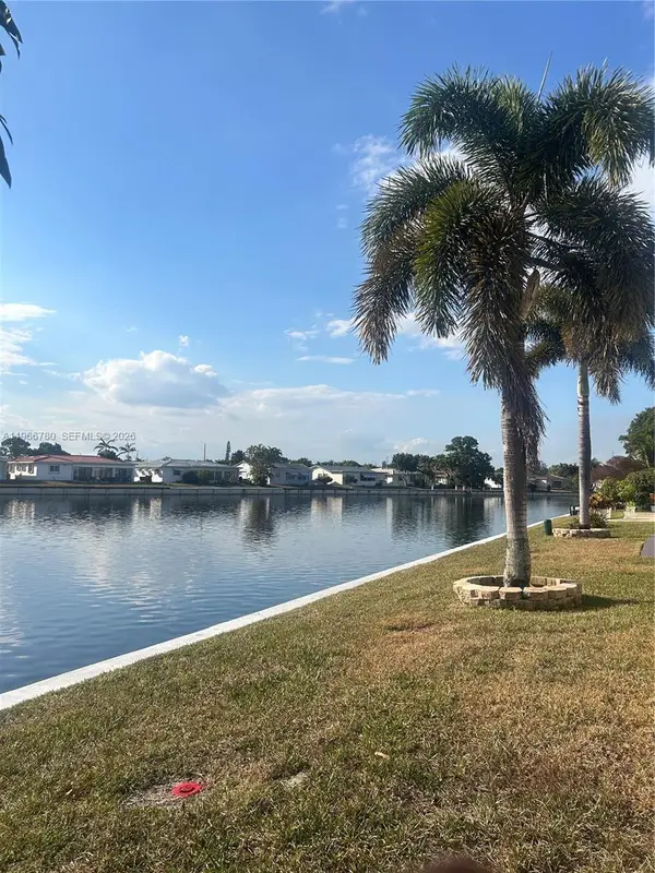 5715 NW 85th Ave, Tamarac, FL 33321