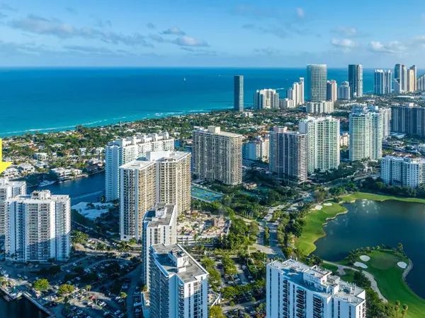 20505 E Country Club Dr #634, Aventura, FL 33180