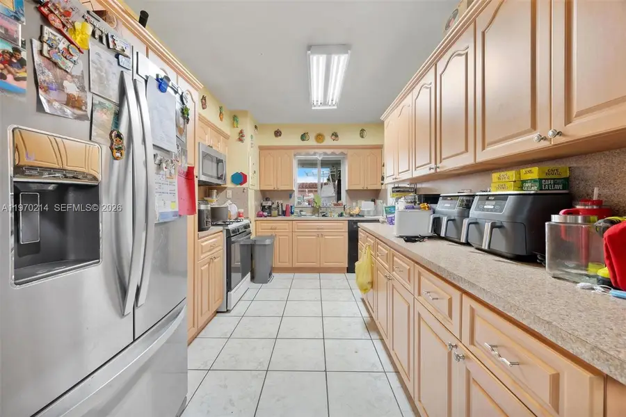 590 W 35th Pl, Hialeah, FL 33012 - #3