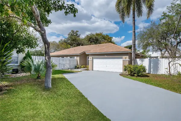 210 SW 98th Ter, Pembroke Pines, FL 33025