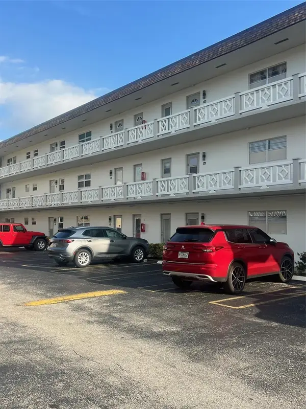 5171 W Oakland Park Blvd #203, Lauderdale Lakes, FL 33313