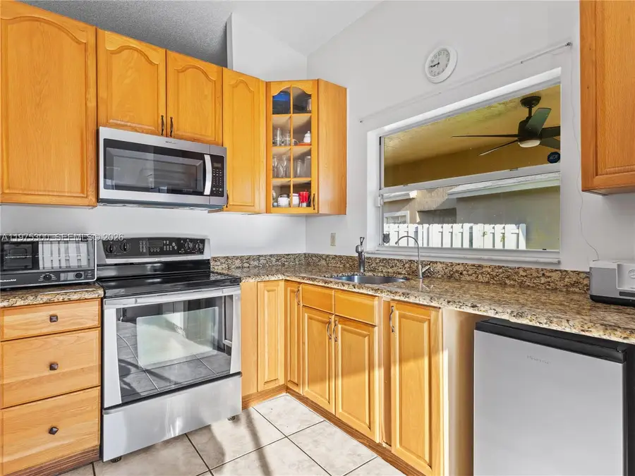 216 W Riverbend Dr, Sunrise, FL 33326 - #3