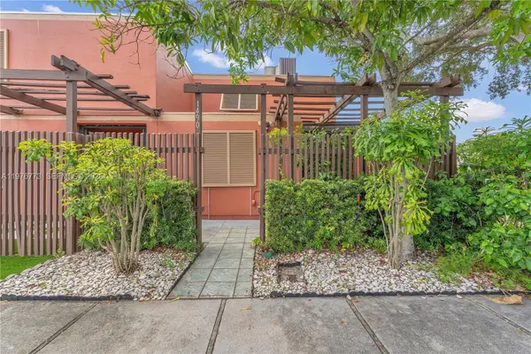 1490 Laguna Ln, Pembroke Pines, FL 33026