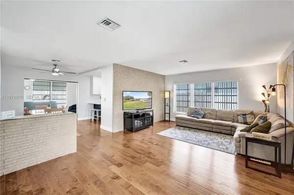 4621 NE 2nd Ave, Oakland Park, FL 33334