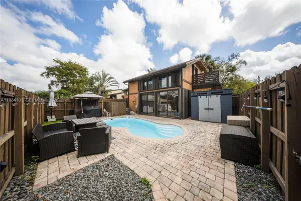 10141 Woodbury Ct, Pembroke Pines, FL 33026