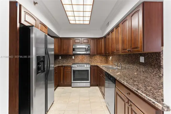 3600 Mystic Pointe Dr #310, Aventura, FL 33180