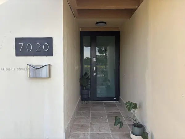 7020 Crown Gate Dr, Miami Lakes, FL 33014