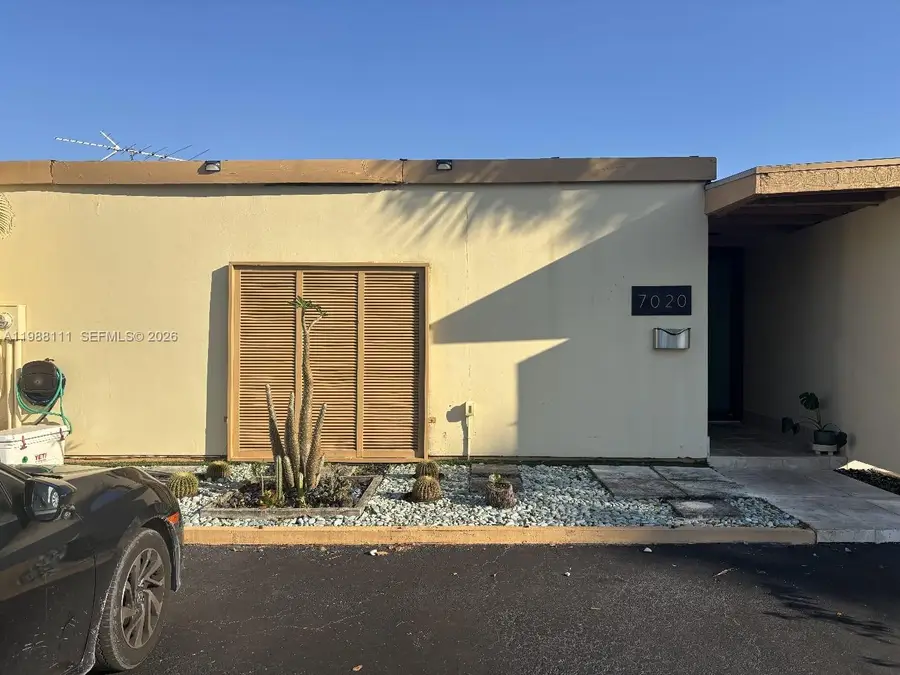 7020 Crown Gate Dr, Miami Lakes, FL 33014 - #2