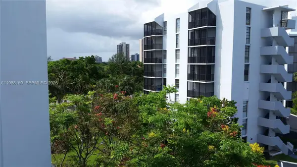 3475 N Country Club Dr #202, Aventura, FL 33180