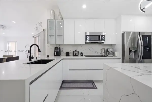 2570 SE 7th Pl, Homestead, FL 33033