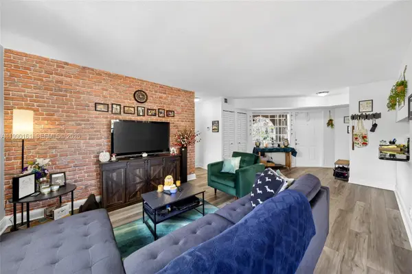 365 SW 86th Ave #201, Pembroke Pines, FL 33025