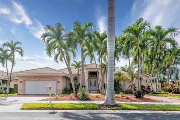 392 Coconut Cir, Weston, FL 33326