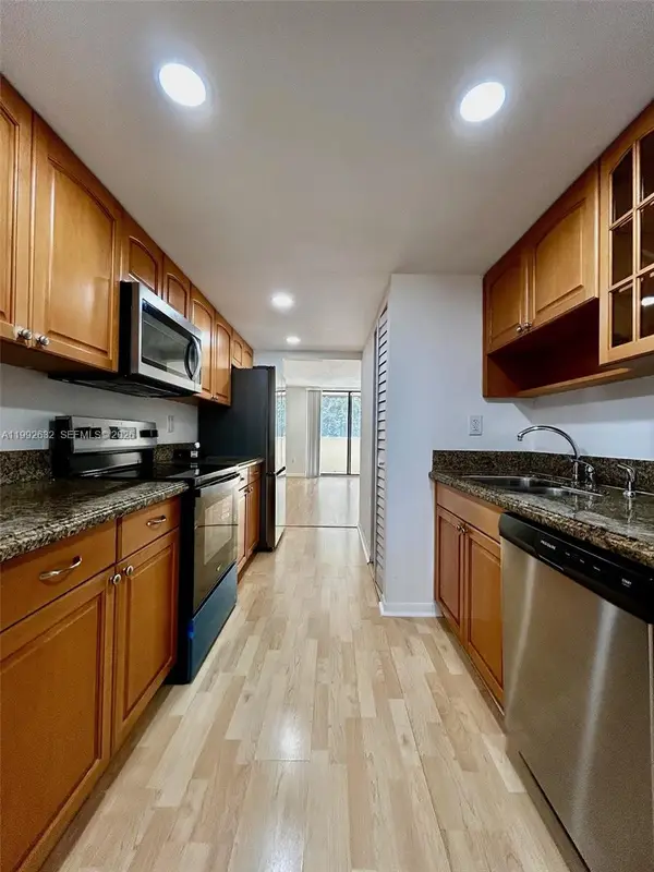 7451 NW 16th St #304, Plantation, FL 33313