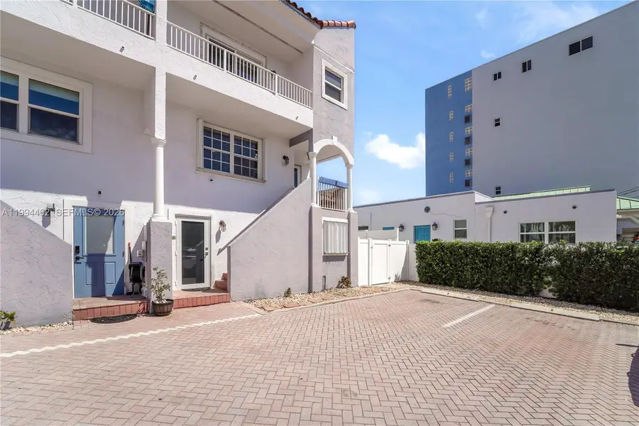 335 Virginia St, Hollywood, FL 33019 - #2