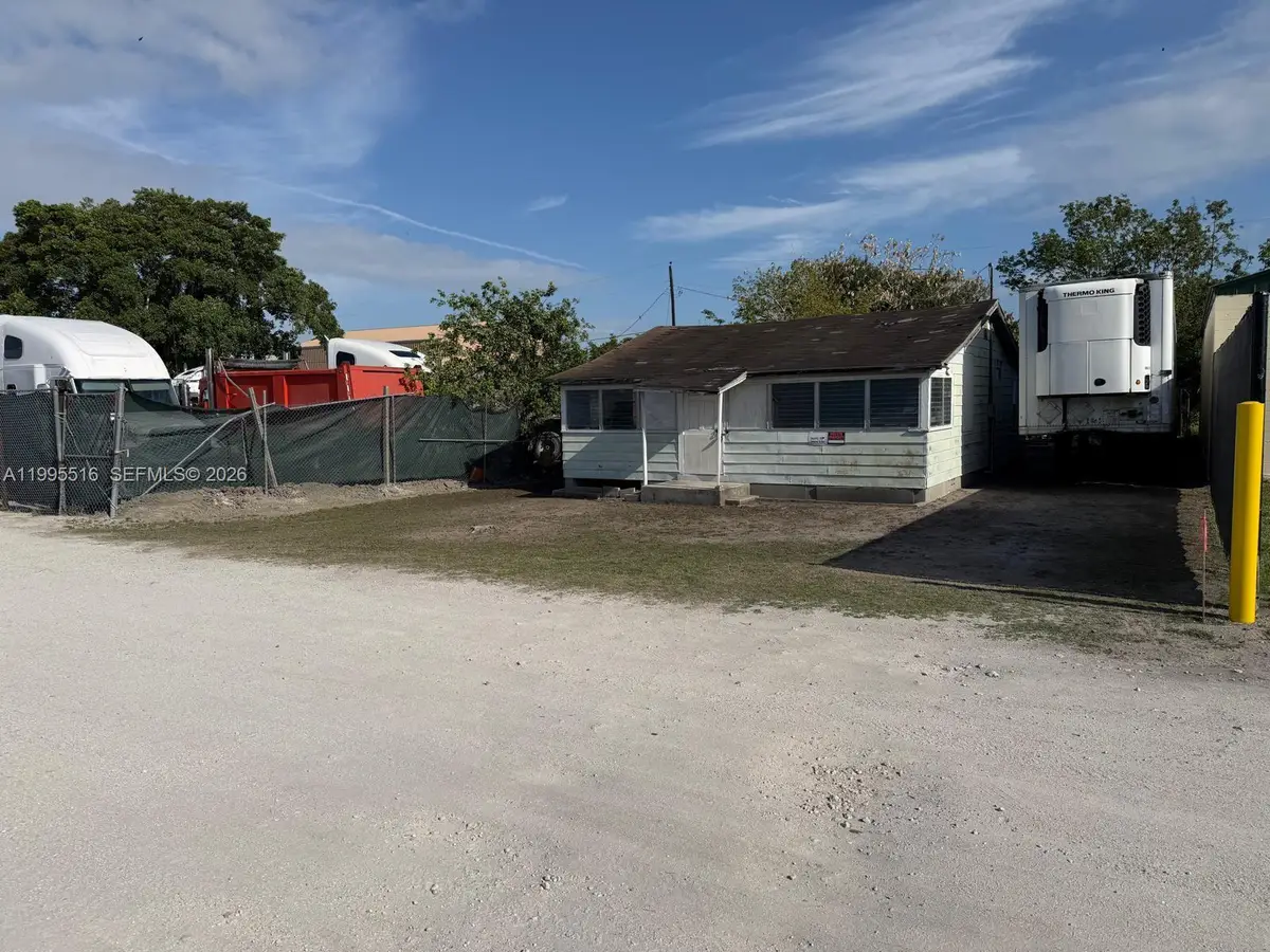 835 E Alverdez Ave, Clewiston, FL 33440 - #1