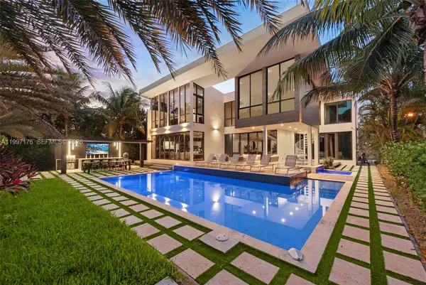 521 Holiday Dr, Hallandale Beach, FL 33009