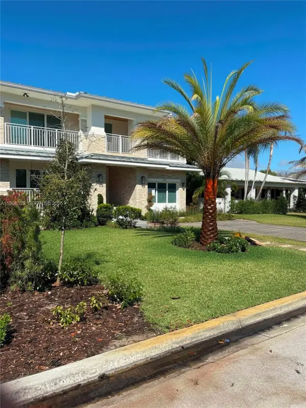 1017 S Palmway, Lake Worth, FL 33460