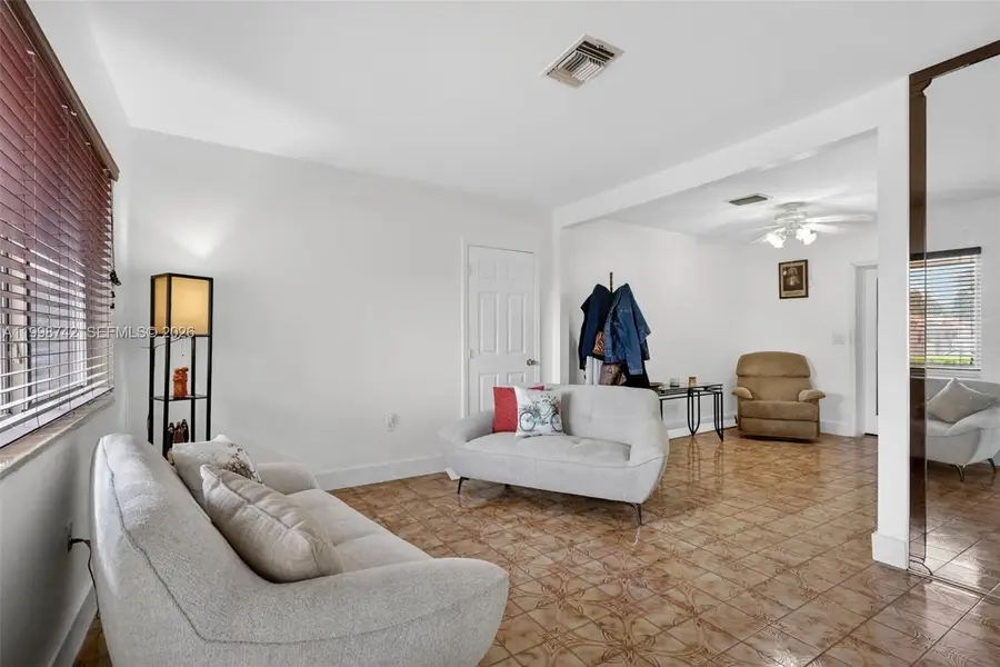 733 W 33rd St, Hialeah, FL 33012 - #2