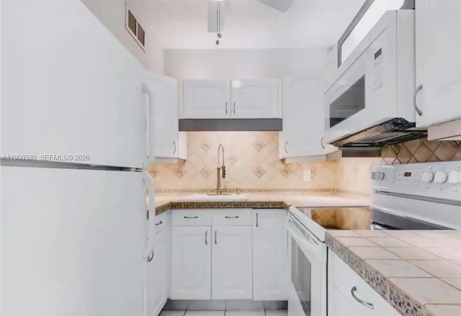 1012 SW 11th St #7N, Hallandale Beach, FL 33009 - #3