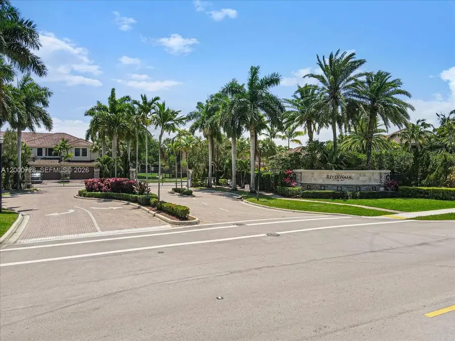 110 E Riverwalk Cir E, Plantation, FL 33325 - #3