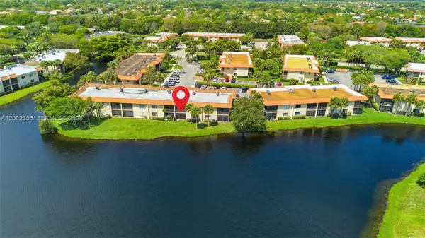 390 Lakeview Dr #102, Weston, FL 33326